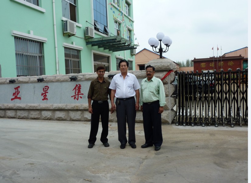 亚星总经理与客户合影