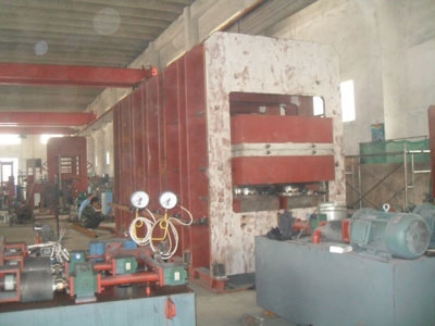 大型硫化机车间